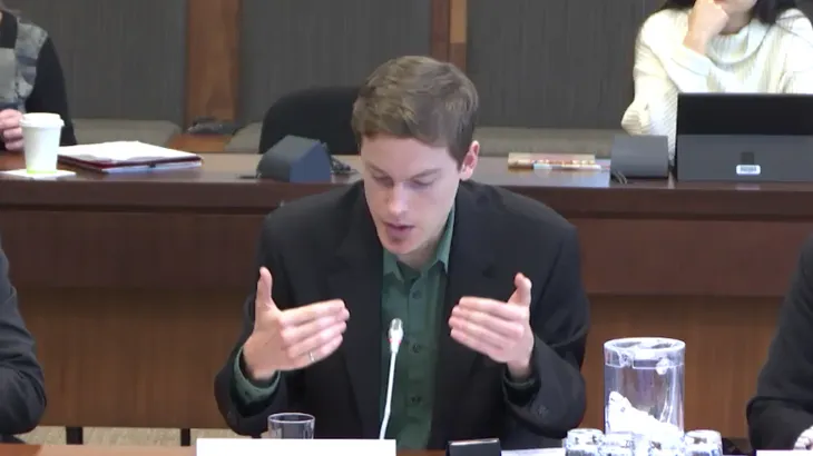 Wyatt Tessari L'Allié, fondateur de GSIA Canada, fait une déclaration d'ouverture sur la loi sur l'IA et les données devant un comité de la Chambre des communes.